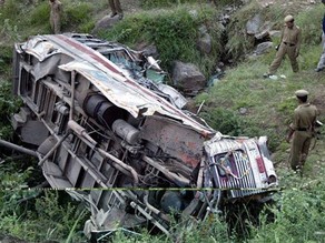 Hindistanda sərnişin avtobusu dərəyə aşıb, 17 nəfər ölüb