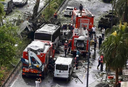 İstanbulda polis avtobusunu partlatdılar - HADİSƏ YERİNDƏN GÖRÜNTÜLƏR