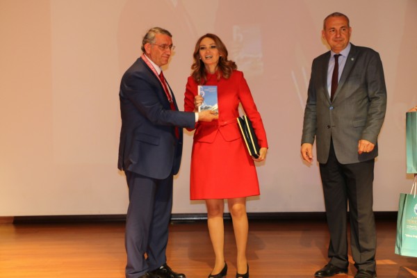 Qənirə Paşayeva mükafatlandırılıb