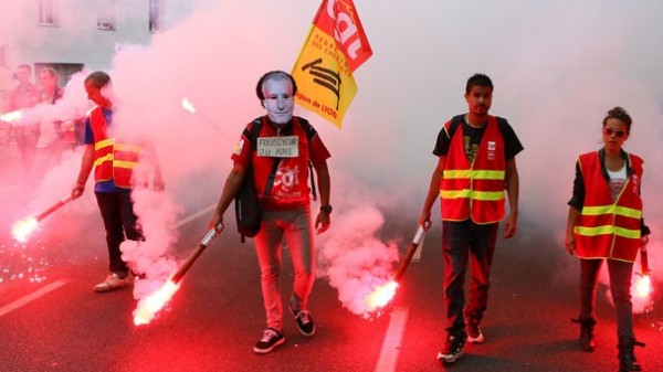 Fransa qarışdı: Polis etirazçılara atəş açdı
