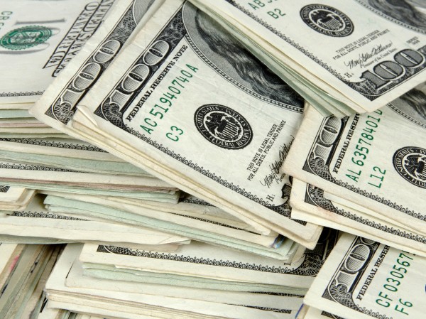 Eks-nazir 8,5 mln. dolları torpağa basdırarkən tutuldu