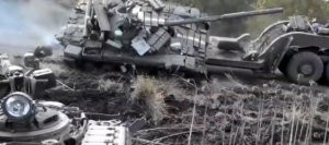 Ukraynada evakuatora yüklənərkən tank arxası üstə çevrildi