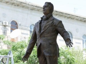 Rəşid Behbudovun yeni heykəlinin başına torba keçirdilər