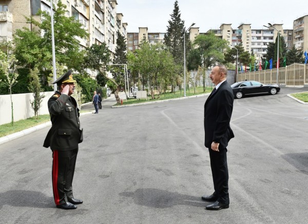 Prezident İlham Əliyev hərbçilər üçün inşa edilmiş binadakı şəraitlə tanış olub - FOTO