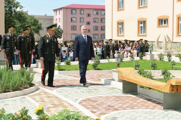 Naxçıvanda zabit ailələrinə yeni xidməti mənzillər təqdim olunub