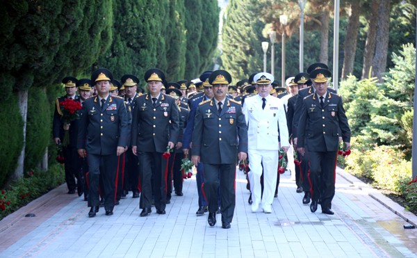 Müdafiə Nazirliyinin rəhbərliyi Fəxri xiyabanı və Şəhidlər xiyabanını ziyarət edib - FOTO