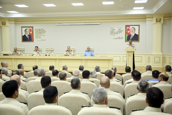 Müdafiə naziri xüsusi təyinatlı təhsil müəssisələrinin məzunları ilə görüşüb