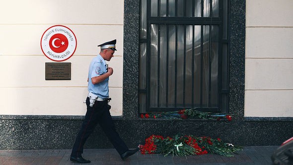 Rusiyalılar Türkiyə səfirliyinin qarşısına gül dəstələri qoyublar