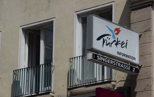 Terrorçular Turkiyənin turizm ofisinə hücum etdilər