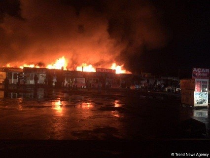 Maşın bazarında 60 dükan yanıb