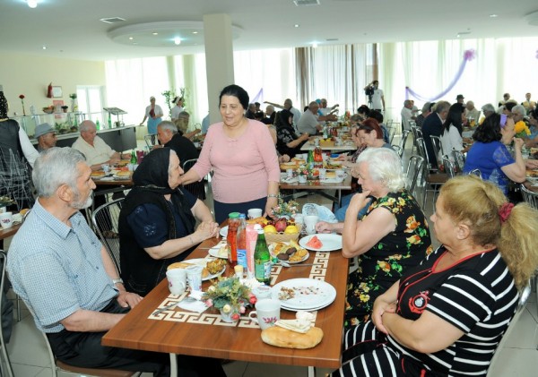 Heydər Əliyev Fondunun nümayəndələri müharibə və əmək əlilləri üçün pansionatında olub (FOTO)