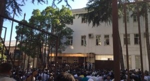 Yüzlərlə insan DİN-in binasına hücum edir