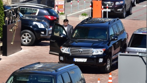 Saakaşvilinin avtomobilini kriminal avtoritetin adamları qaçırdı