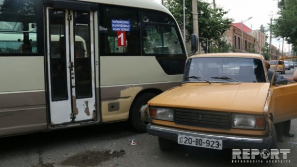Gəncə şəhərində sərnişin avtobusu qəzaya düşüb