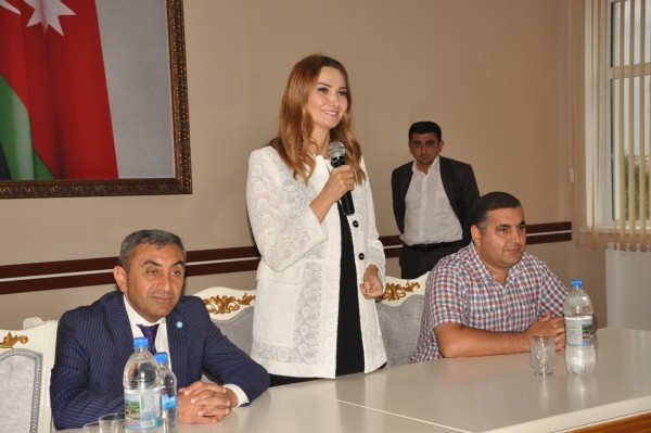 Qənirə Paşayeva uşaqlar üçün kitab bayramı keçirib