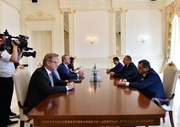 İlham Əliyev Çavuşoğlunu qəbul edib