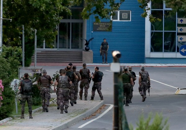 İstanbulda Hərbi Hava Məktəbində əməliyyat