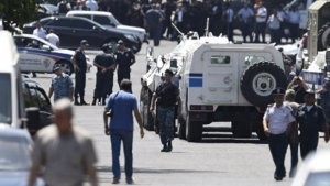 Yerevanda qiyamçılar girovları hələ də buraxmayıblar