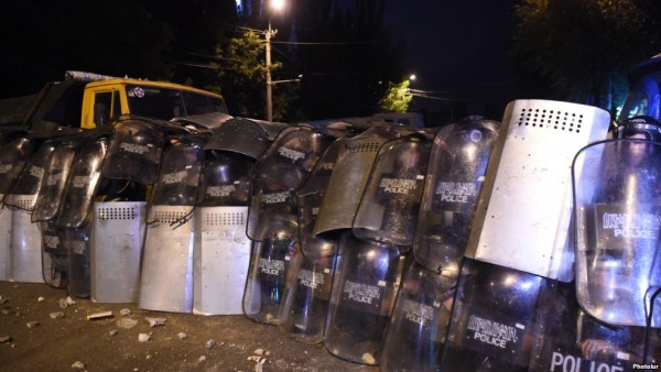 İrəvanda polisi etiraz aksiyasını dağıtdı - YENİLƏNİB