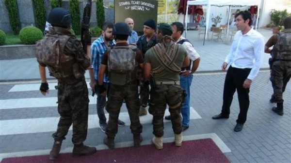İstanbulda polislər arasında atışma