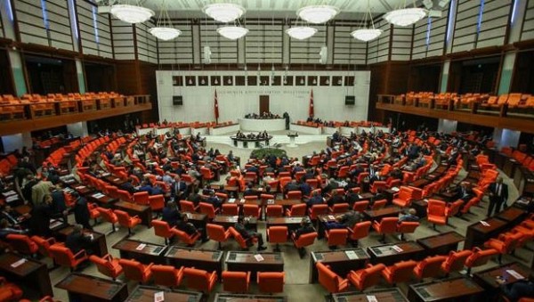 TBMM fövqəladə vəziyyətin tətbiqini nəzərdə tutan qərar layihəsini qəbul edib