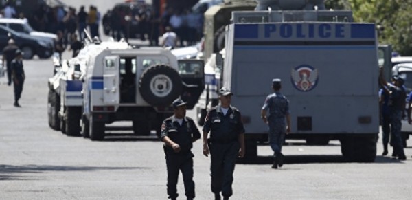 İrəvanda polis alayının binasını ələ keçirən silahlı qrup təslim olmaq niyyətində deyil