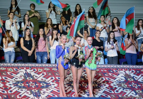 Bakıda Dünya Kubokunun gürz və lentlə hərəkətlər üzrə qalibləri mükafatlandırılıb - FOTO