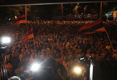 Sərkisyan polis binasını zəbt edən silahlıların lideri ilə görüşməyə razılıq verib