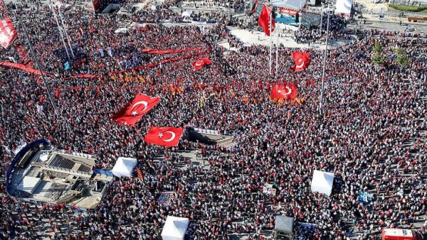 İstanbulda respublika və demokratiyaya dəstək mitinqi keçirilir