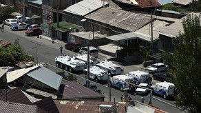 İrəvanda silahlı dəstə polis avtobusunu yandırıb