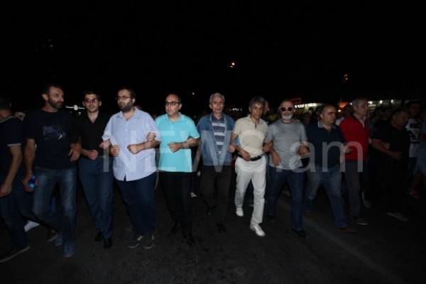 İrəvanda etirazçıların yürüşü başlayıb