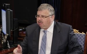 Rusiyada evindən qutularla dolu dollar çıxan gömrük rəisi işdən qovuldu