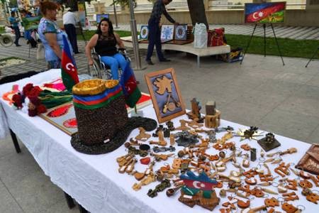 Gəncə Bulvarında fiziki məhdud istedadların əl işləri sərgiləndi
