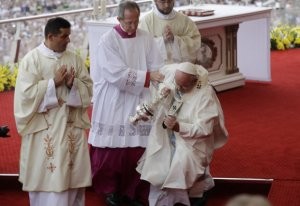 Roma Papası Polşada dini ayin zamanı huşunu itirdi