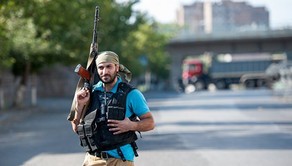 Ermənistanda polis binasını ələ keçirmiş silahlı şəxslər 1 asayiş keşikçisini güllələyib