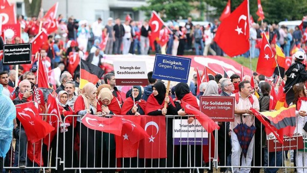 Avropalı türklər Kölndə “demokratiya mitinqi” keçiriblər