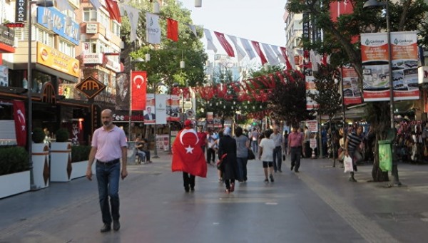 Türkiyədə CHP-nin sabiq lideri Dəniz Baykalı izləməkdə ittiham olunan 36 polis saxlanılıb
