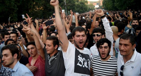 Yerevanın Azadlıq meydanında yenidən etiraz aksiyası başlayıb