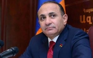 Sarkisyan baş nazirini qurban verir