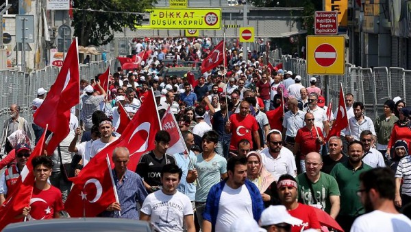 İstanbulda yaxın saatlarda başlayacaq ümumxalq mitinqinə insan seli axışır