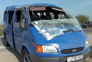 İnəyi vuran mikroavtobus aşdı