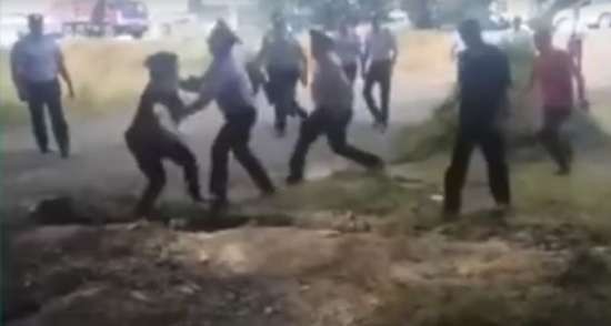 Azərbaycanda 8 polis qadına hücum çəkdi