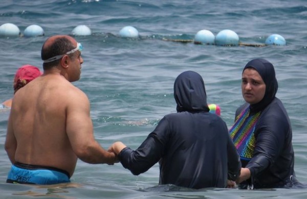 “Hicablı bikini”də olan qadınlar kütləvi davaya səbəb oldu