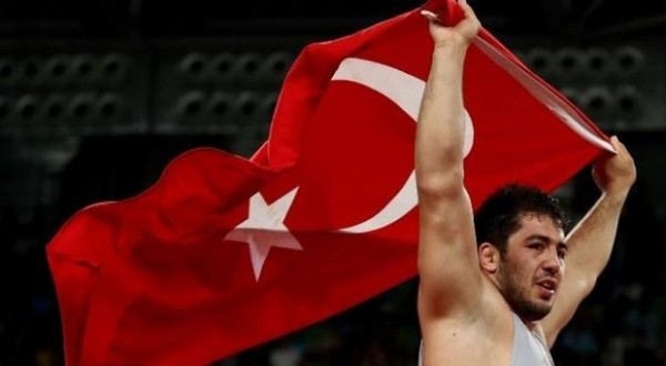 Türkiyəli güləşçi “gümüş” medalını Azərbaycan bayrağı ilə qeyd etdi