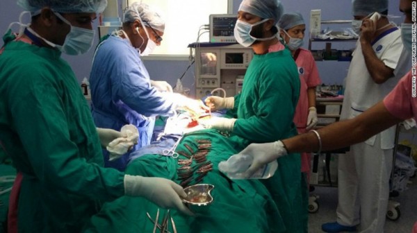 Cərrahlar Hindistan sakininin mədəsindən 40 bıçaq çıxarıblar