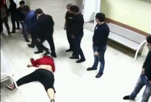 Gəncədə əməliyyatda ölən qızın qohumları həkimləri döydü