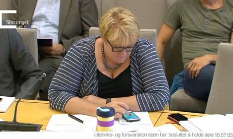 Parlamentdə pokemon tutan partiya lideri üzr istədi
