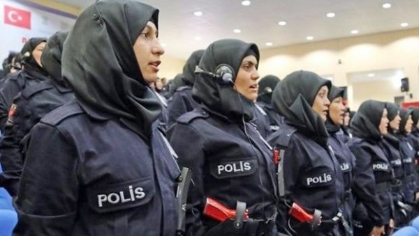 Türkiyədə polis qadınlara hicab geyinməyə icazə verilib