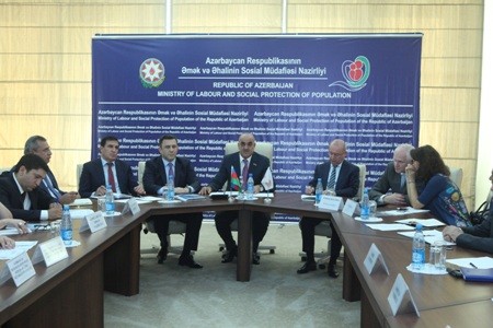 Nazirlikdə məlumat mübadiləsi saatı-demoqrafiya keçirilib