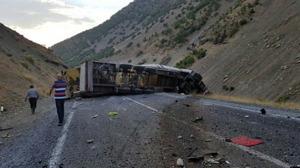 Türkiyədə hərbi konvoya hücum olub, ölən və yaralanan var